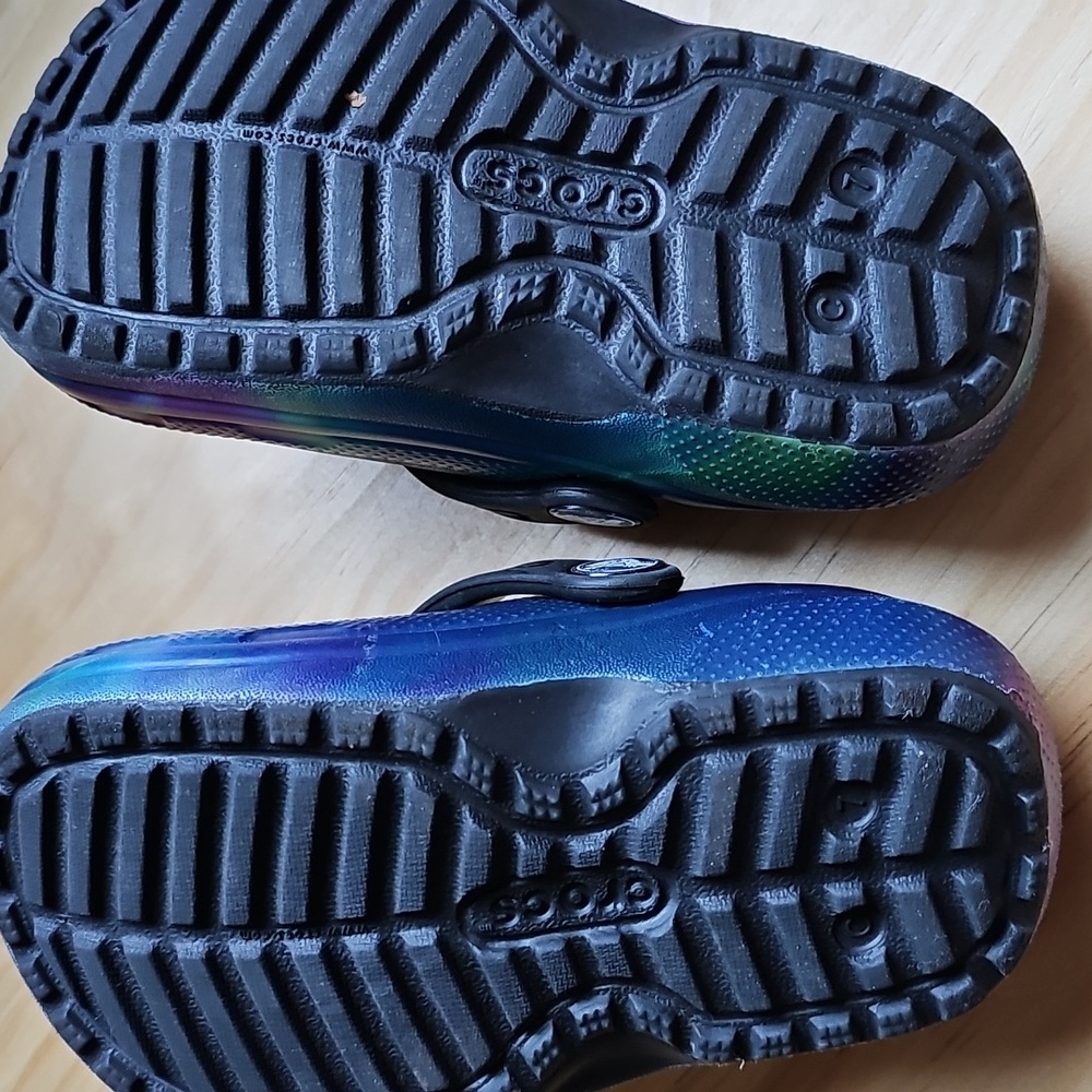 CROCS Tie Dye Fuzzy Lined Clogs - Picture 3 of 6